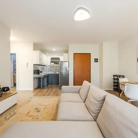 Skai By ティラナ